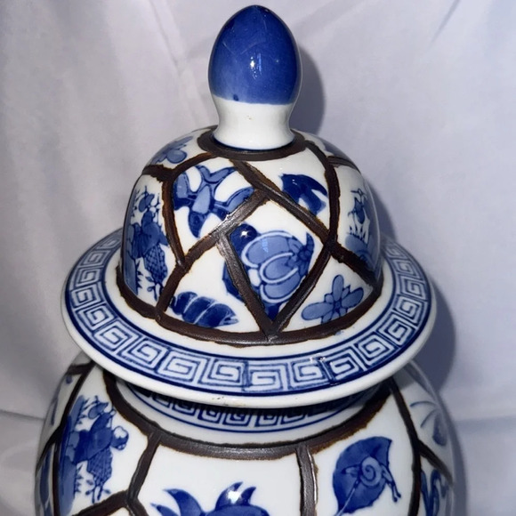 Chinese Blue and White Lidded Jar Hand Painted with Floral and Leaf - Picture 7 of 11
